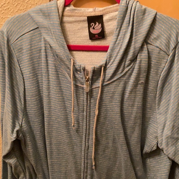 Zip up - Picture 3 of 3